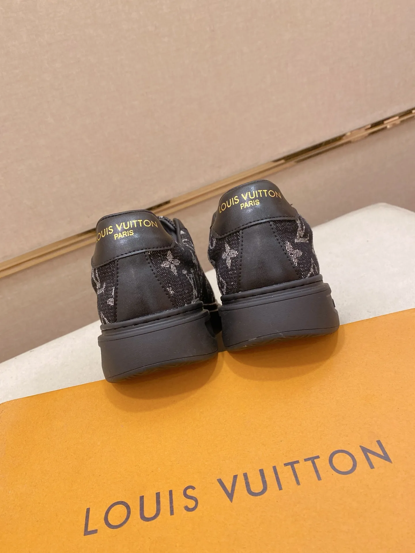 Men's shoes 💰: 400💰🎉🎉LV~Louis Vuitton trendy men's shoes New shipments Latest matching The same style as the official website Super high quality Hot sales of the season [strong] [strong] [strong] Selected first-layer cowhide, comfortable cowhide lining, original last, comfortable on the foot, wear-resistant rubber outsole Size number: 38-44.